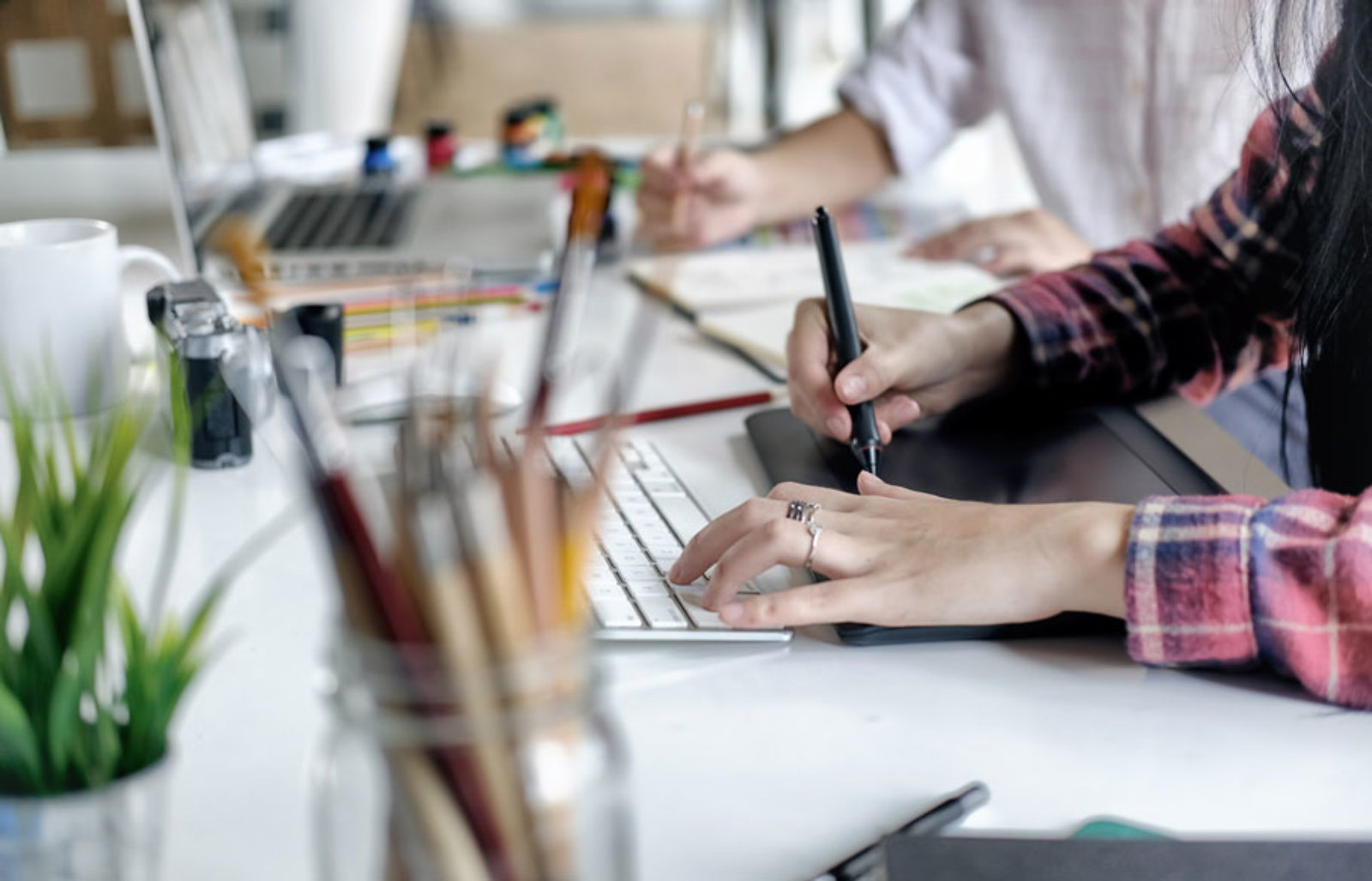 grafisch ontwerper die met een wacom tablet werkt